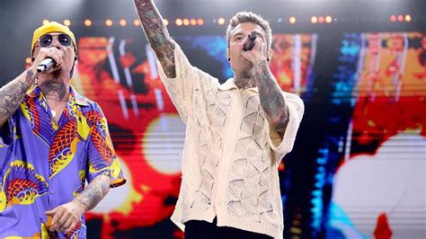 camicia versace fedez battiti live